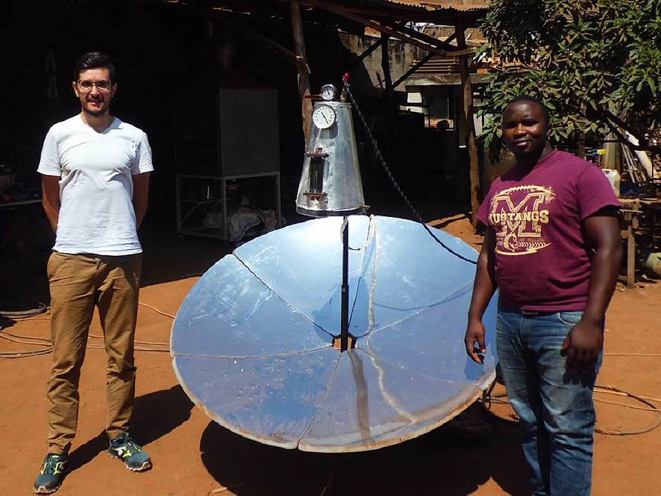 Federico Castillejo und Enock Musasizi mit dem Hybriclave-Prototyp in Uganda  | Foto: Noor Medical