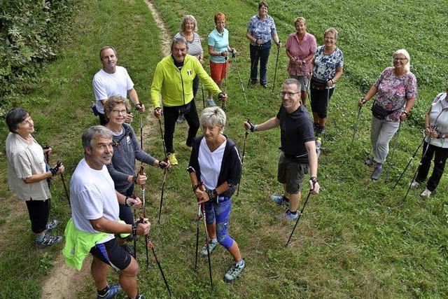 Mit Stcken dem Regen trotzen