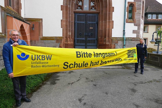 Klemens Laule von der Verkehrswacht un...ue Banner fr einen sicheren Schulweg.  | Foto: Tobias Loibenbck