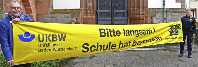 Klemens Laule von der Verkehrswacht un...e Banner fr einen sicheren Schulweg.   | Foto: Tobias Loibenbck