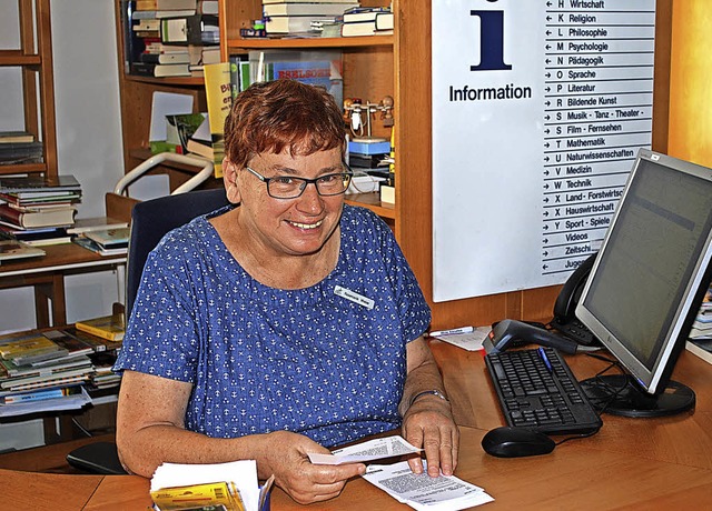 Rosemarie Weber in ihrem Element: an der Infotheke in der Stadtbibliothek  | Foto: Sylvia-Karina Jahn