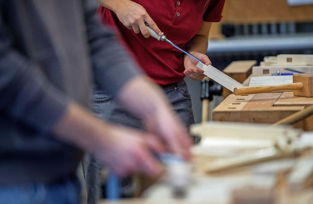 Die Berufsfachschule der Holztechniker ist begehrt.   | Foto: Symbolfoto: Sebastian Gollnow (dpa)