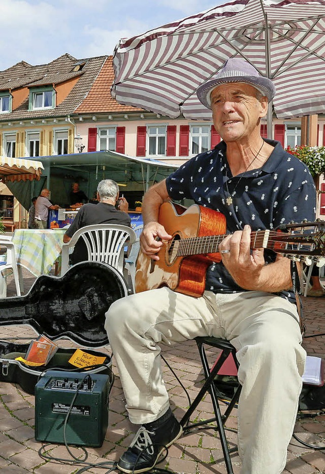 Straenmusiker Rolf Duijkers fand am F...mer Altstadt und auf dem Wochenmarkt.   | Foto: Sandra Decoux-Kone