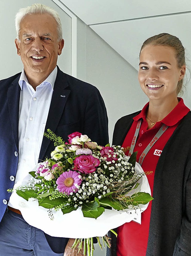 Moritz Gerig von der SMP-Geschftsleit...ildende Janine Tritschler mit Blumen.   | Foto: Mario Schneberg