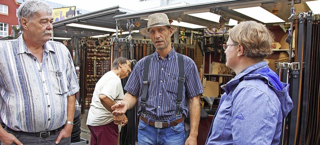 Marktmeister Karl-Heinz Baur (links) u...chtern des Weiler Herbstwarenmarktes.   | Foto: Frey