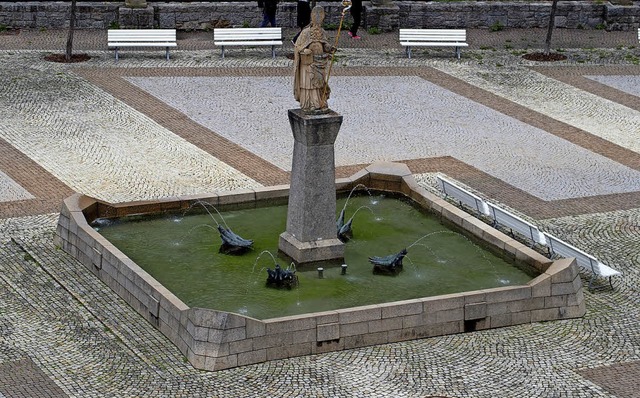 <ppp></ppp> und nur von Ferne noch sta...iusstatue im Brunnen auf dem Domplatz.  | Foto: Thomas Mutter