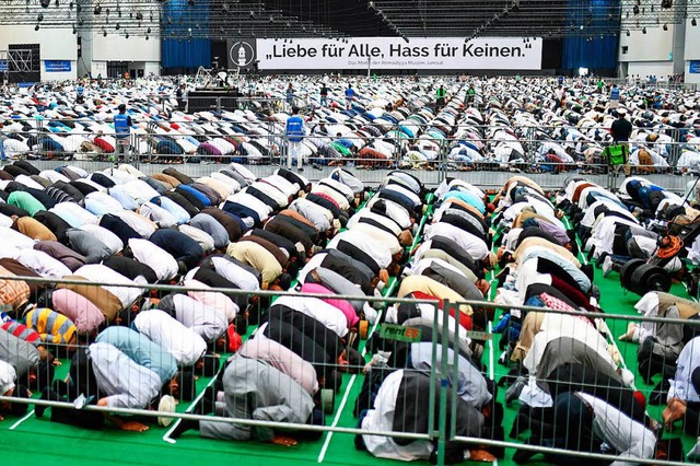 Mitglieder der islamischen Religionsge...im Jamaat (AMJ) beten in der dm-Arena.  | Foto: dpa