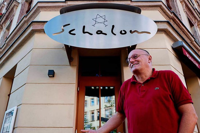 Uwe Dziuballe vor seinem jdischen Restaurant &#8222;Schalom&#8220;  | Foto: AFP