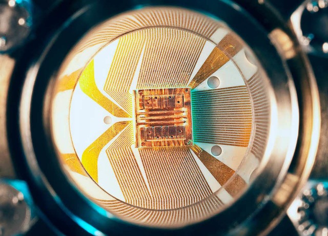 Hier schlgt das Herz eines Quantencomputers: Ionenketten auf einem Chip  | Foto: C. Lackner