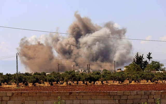 Ein Dorf in der Provinz Idlib gert unter Beschuss des syrischen Armee.  | Foto:  AFP