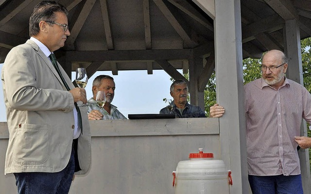Agrarminister Peter Hauk (links) im Au...mit Weinbauprsident Kilian Schneider.  | Foto:  rix