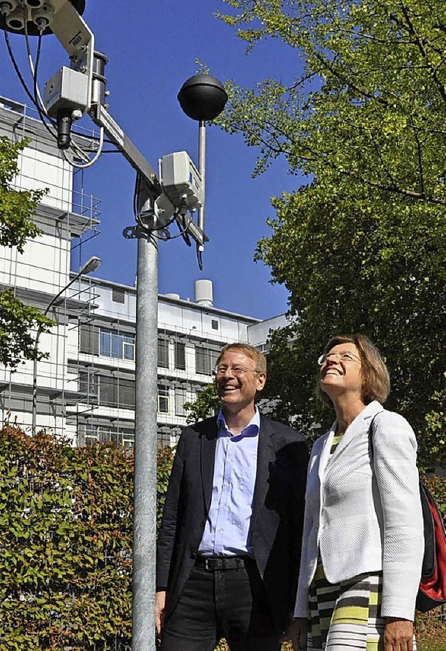 Paul Becker und Gerda Stuchlik erffnen die Klimastation.  | Foto:  rix