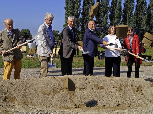 Beim Spatenstich zur Ortsumfahrung Sta...thee Strr-Ritter symbolisch Hand an.   | Foto:  Aaron Kurz