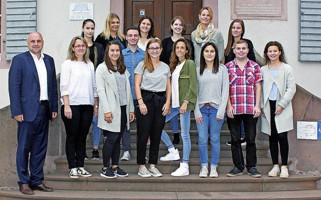 Zwlf  neue Auszubildende steigen im Emmendinger Rathaus  ins  Berufsleben ein.  | Foto:  Stadtverwaltung emmendingen