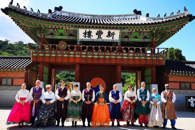 Die Freiburger Delegation in Suwon &#8...sdkoreanische Landestracht gekleidet.  | Foto: Joachim Rderer