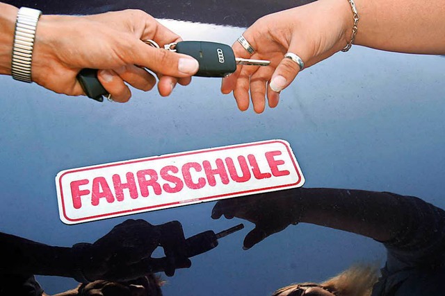 Eine Fahrschlerin erhlt den Autoschlssel zum Fahrschulauto.  | Foto: dpa