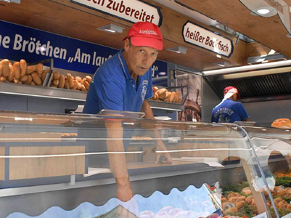 Nudeln, Fleisch, Kse, Kekse und natrlich Fischbrtchen – beim Hamburger Fischmarkt bleiben keine Wnsche offen.