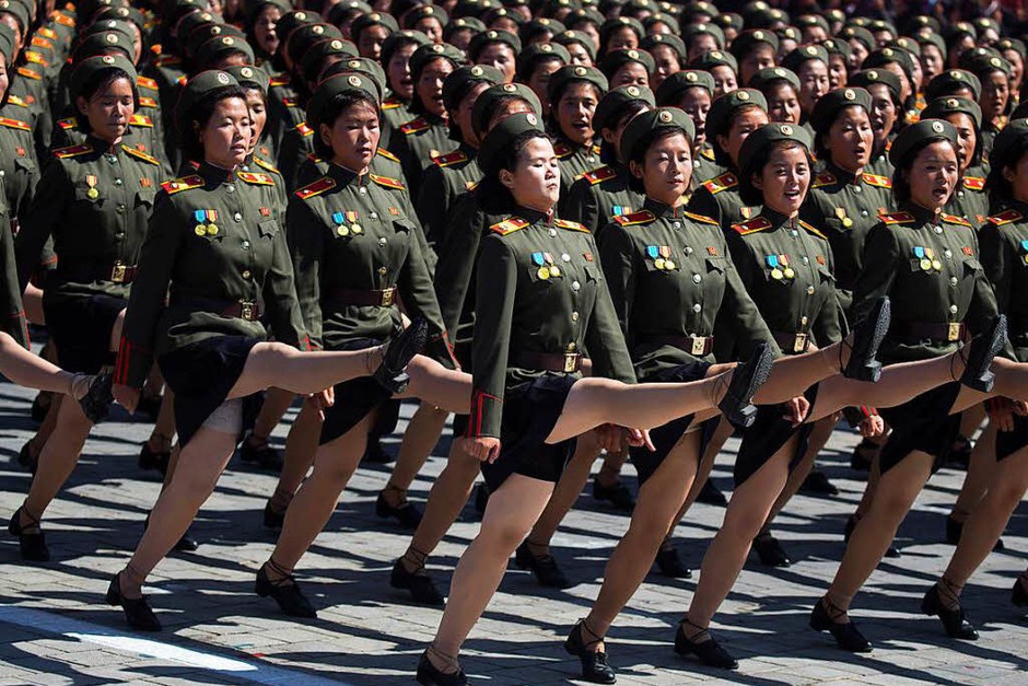 Fotos: Nordkorea Hält Zum 70. Gründungstag Große Militärparade Ab ...