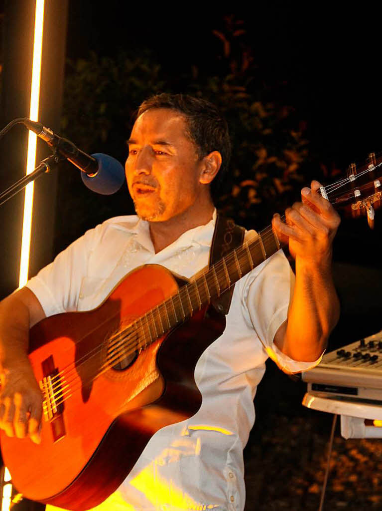 Ricardo Mera spielte mit seiner Band Son como son bei der Firma Fenstergalerie