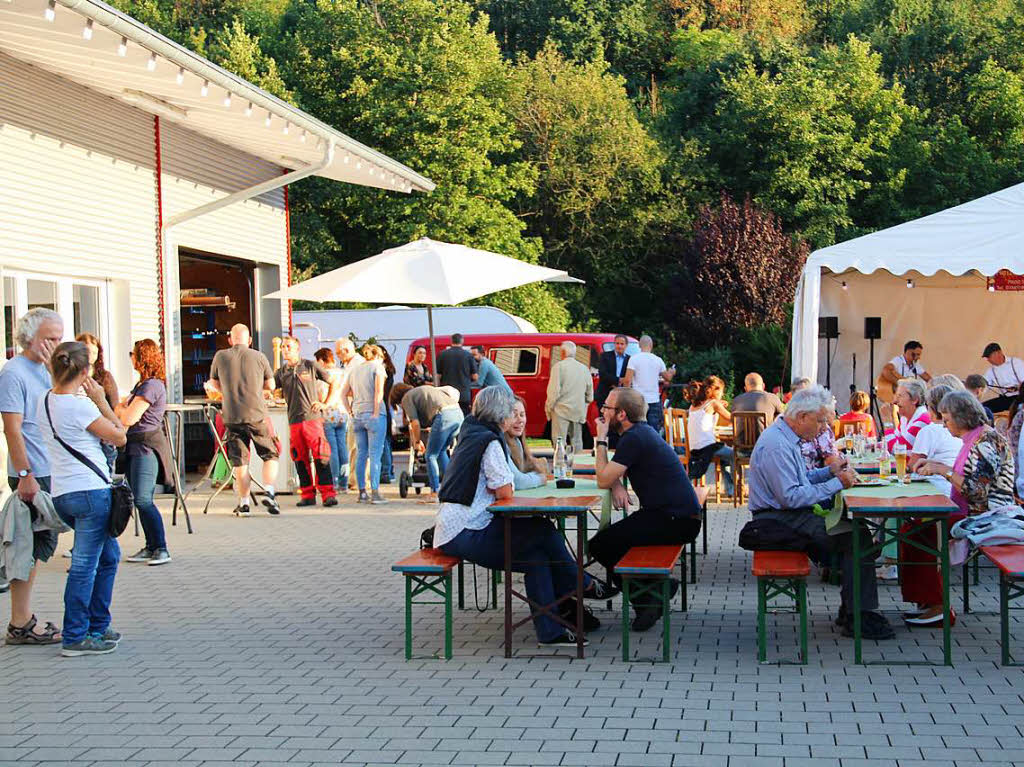 Bei Musik und Essen konnten die Besucher der Gewerbeschau unter anderem lernen, wie man Oldtimer pflegt, Kupferrohre verbindet und Dellen aus dem Auto bekommt.