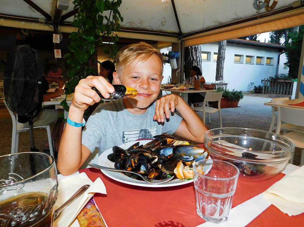 Lilly Mller: Mein Bruder Emil im italienischen Restaurant mit einem feinen Fischgericht: Miesmuscheln an Tomatensoe. Es hat ihm uerst gut geschmeckt und ich hatte mal wieder einen schnen Moment auf meiner Kamera festgehalten.