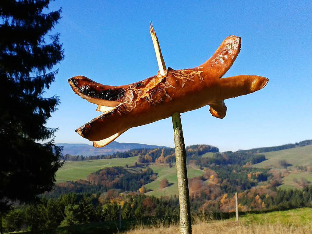 Dagmar Hitzfeld: Unbertroffen gut: ber dem Holzfeuer gegrillter Klpfer in freier Natur. Das Bild entstand letzten Herbst in der Nhe von Gersbach im Schwarzwald.
