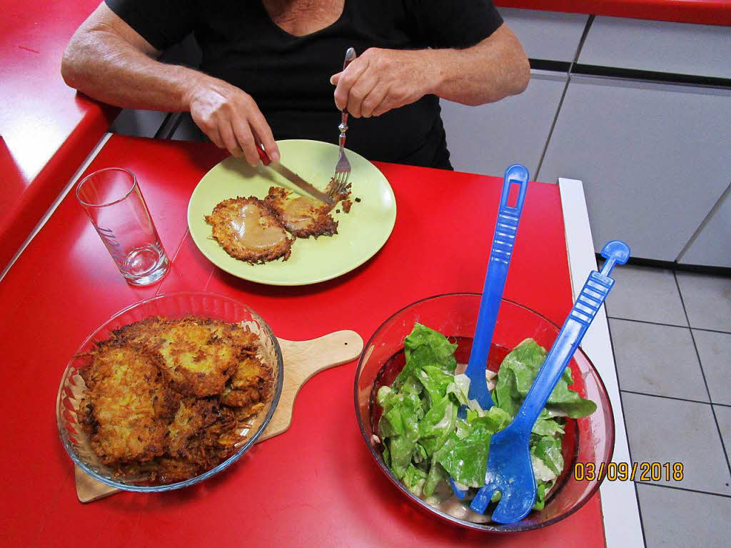 Herbert Stahl: Markgrfler Grumbire-Chchli. Rohe geriebene Kartoffeln gewrzt und in der Pfanne gebraten, - dazu serviert mit grnem Kopfsalat oder Apfelmus. Zu diesem schmackhaften Mittagessen kann man nur ganz besonders raten.