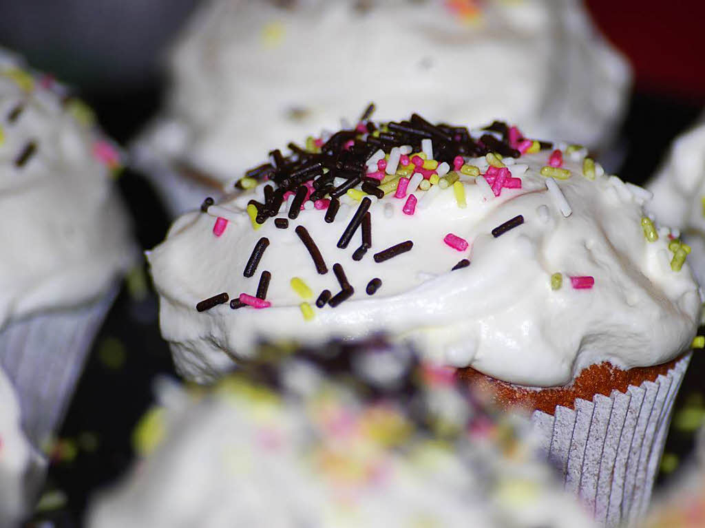 Susanne Mayer: Diese absolut leckeren Muffins haben unsere Tchter mit Freunden zusammen gebacken und dekoriert. Beim Verzehren durften wir helfen.