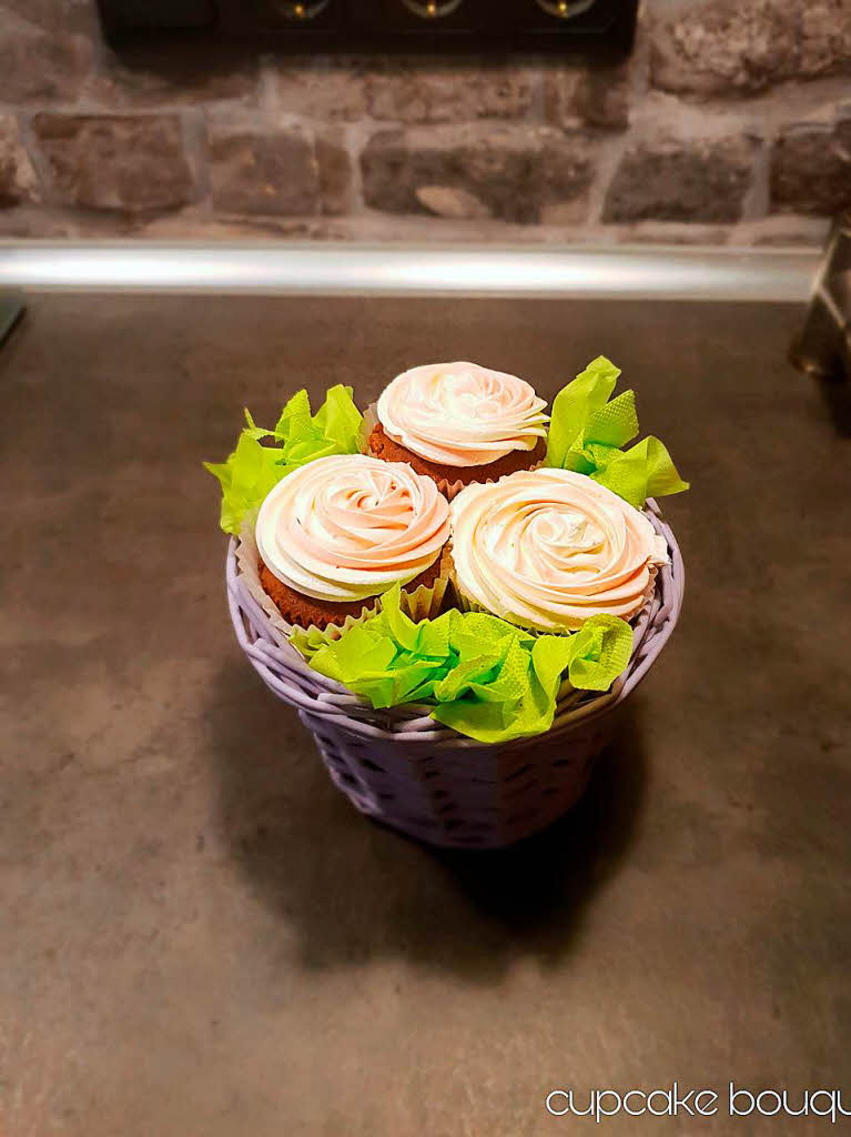 Jessica Graf: Meine handgemachten Lieblingscupcakes in Form eines Blumenstraues. Die Bilder entstanden nach dem Backen.
