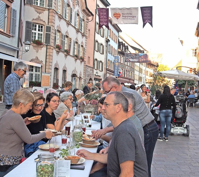 Die Marktgasse war voll, Vernissage un... die Besucher ins Zhringerstdtchen.   | Foto: Boris Burkhardt