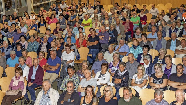 Gut gefllt war die Schwarzwaldhalle b...r ffentlichen Kandidatenvorstellung.   | Foto: Wilfried Dieckmann