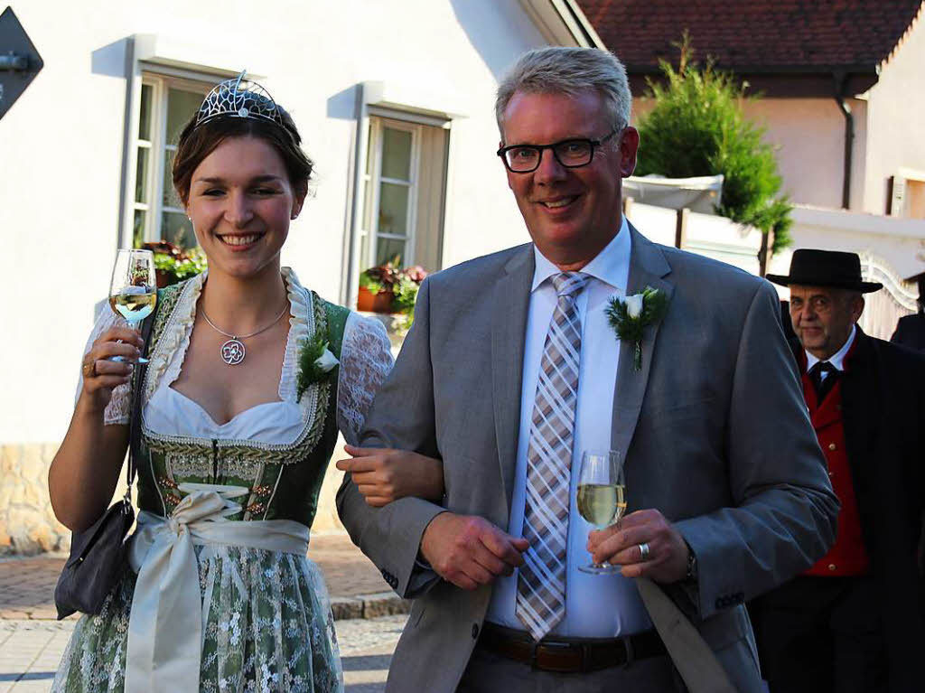 Weinprinzessin Katrin Schmidt, geleitet von Brgermeister Christian Riesterer.