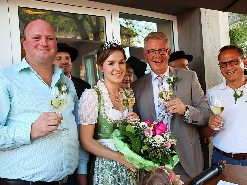Organisator Clemens Zeissler, Weinprinzessin Katrin Schmidt und die Brgermeister Christian Riesterer und Christof Frick (Bodnegg) bei der Festerffnung