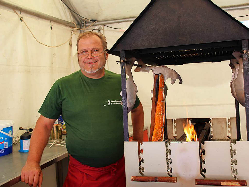 Frischen Flammlachs gibt es beim Angelverein – zubereitet vom Chef Jrgen Steiner persnlich.