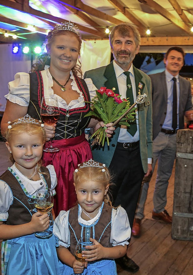 Stolz im Dirndl zeigten sich  Leonie u...grund Brgermeister Matthias Gutbrod.   | Foto: Sandra Decoux-Kone