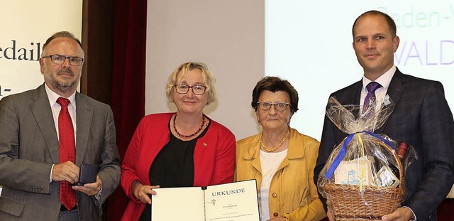 Auszeichnung fr Irma Barraud (2. v. r...in Theresia Bauer und Roman Gtzmann.   | Foto: Karin Heiss