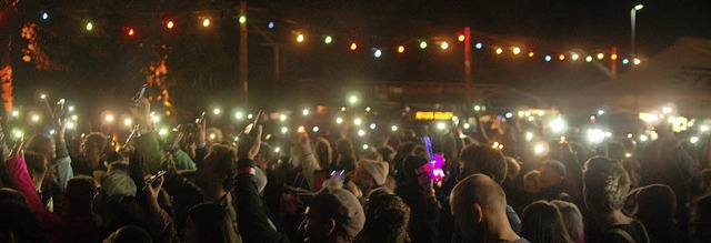 Ein stimmungsvolles Lichtermeer bei den ruhigeren Nummern  | Foto: Louis Gro