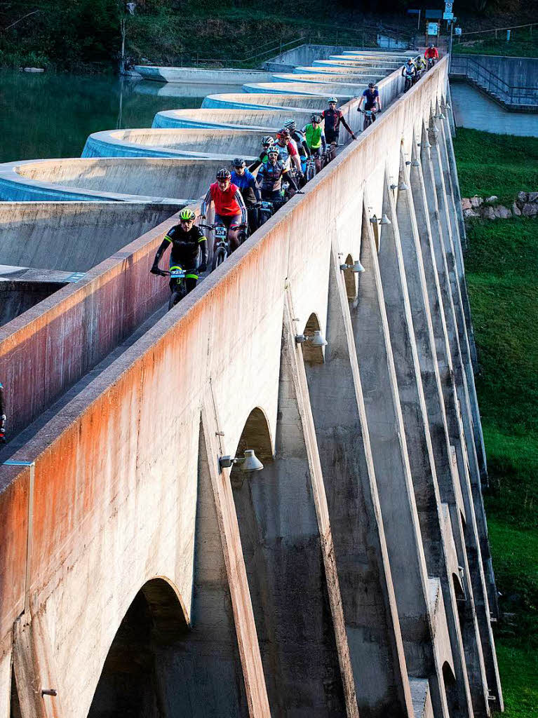 Kurbelarbeit: 2292 Bergaufradler erlebten beim Schwarzwald-Bike-Marathon einen Traumsonntag. Rund um Furtwangen galt es je nach Leidensfhigkeit 120 oder 90 sowie 60 und 42 Kilometer lange Strecken zu bewltigen.