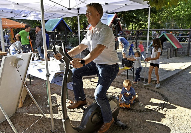 De Wet van Rooyen vom Bildungsverein S...d Seifenblasen per Fahrrad-Ergometer.   | Foto: Rita Eggstein