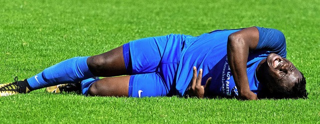 Schmerzhafte Niederlage fr die Blauen...Strmer Sam Samma wlzt sich am Boden.  | Foto: scheu