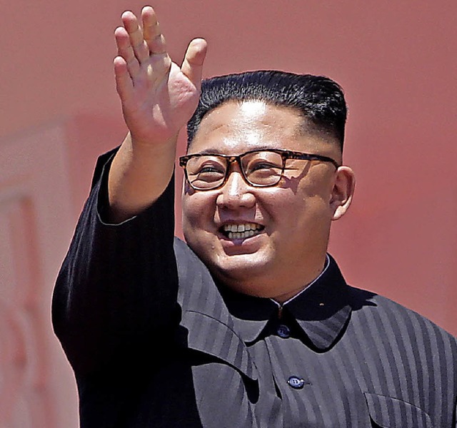 Der nordkoreanische Machthaber Kim Jong-un winkt nach der Militrparade.   | Foto: dpa