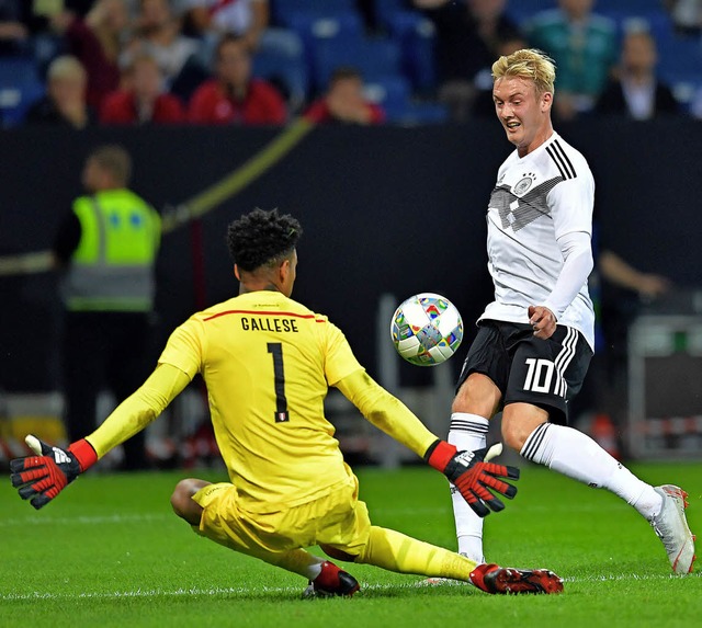 Julian Brandt hebt den Ball ber Perus...trifft zum 1:1 fr das deutsche Team.   | Foto: dpa