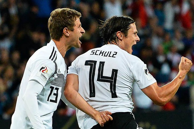 Nico Schulz (rechts) freut sich mit Thomas Mller ber den Siegtreffer.  | Foto: AFP