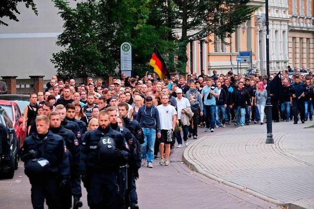 2500 Menschen bei rechter Kundgebung in Kthen – Haftbefehle erlassen