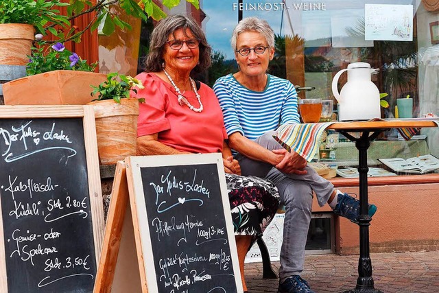 Barbara Adler (rechts) und Annemarie Schuldis ganz entspannt  vor dem Lokal.   | Foto:  hcw
