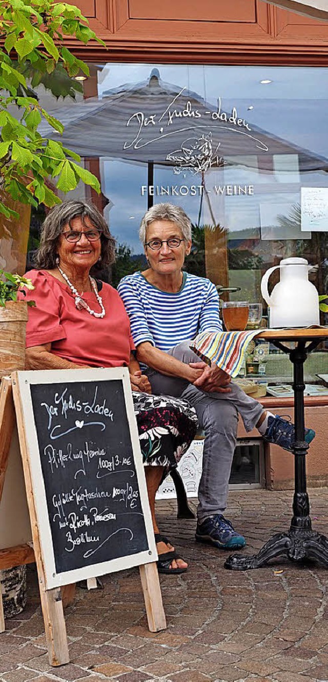 Barbara Adler (rechts) und Annemarie Schuldis ganz entspannt  vor dem Lokal.   | Foto:  hcw