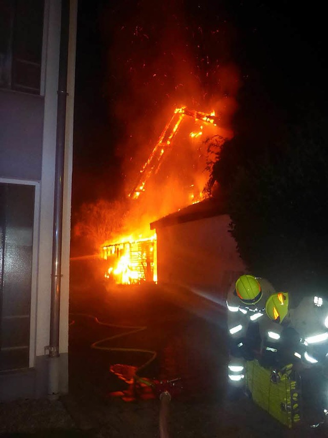 Ein Schuppen an dem Haus in der Vogesenstrae stand lichterloh in Flammen.  | Foto: Polizei