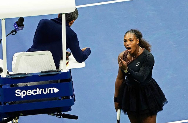 Tennisspielerin Serena Williams streitet mit dem Schiedsrichter.   | Foto: dpa