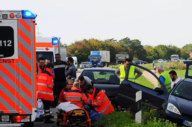 Helfer kmmern sich um die Verletzte, ...ns Karlsruher Klinikum geflogen wurde.  | Foto: Wolfgang Lhnig