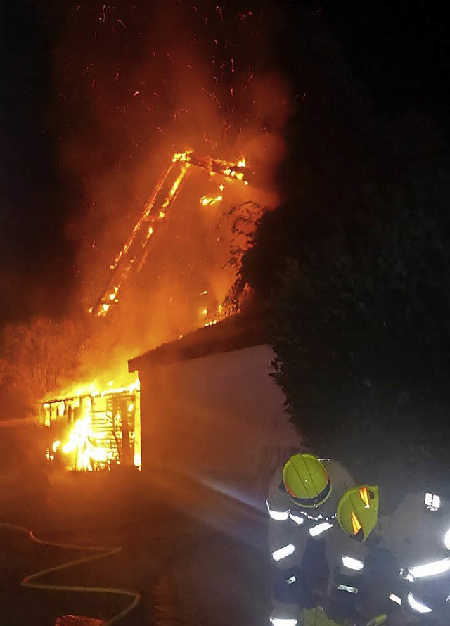 Die Fassade brannte bei Eintreffen der Feuerwehr lichterloh.  | Foto: Polizei